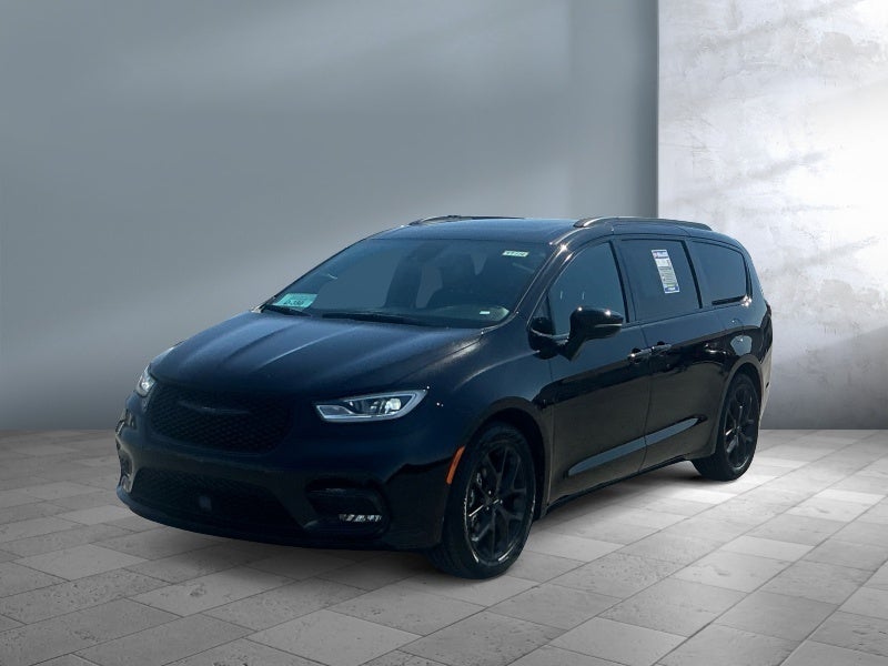 2025 Chrysler Pacifica Limited in Diamond Black Crystal Pearlcoat — front three-quarter view